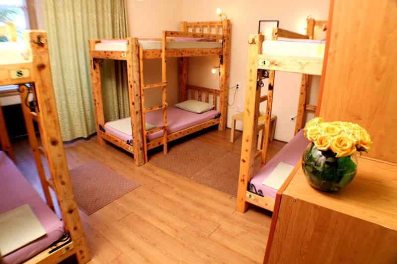 Reveller'S Hostel Dordegol Екстер'єр фото